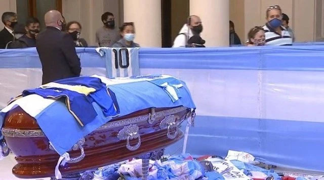 'Maradona kalpsiz olarak gömüldü!' Ağızları açık bırakan iddia